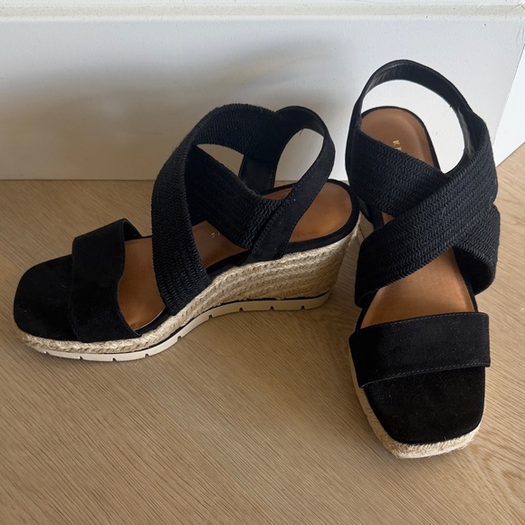 Kelly & Katie Shoes - Kelly & Katie Black Wedge Sandals Women’s 7